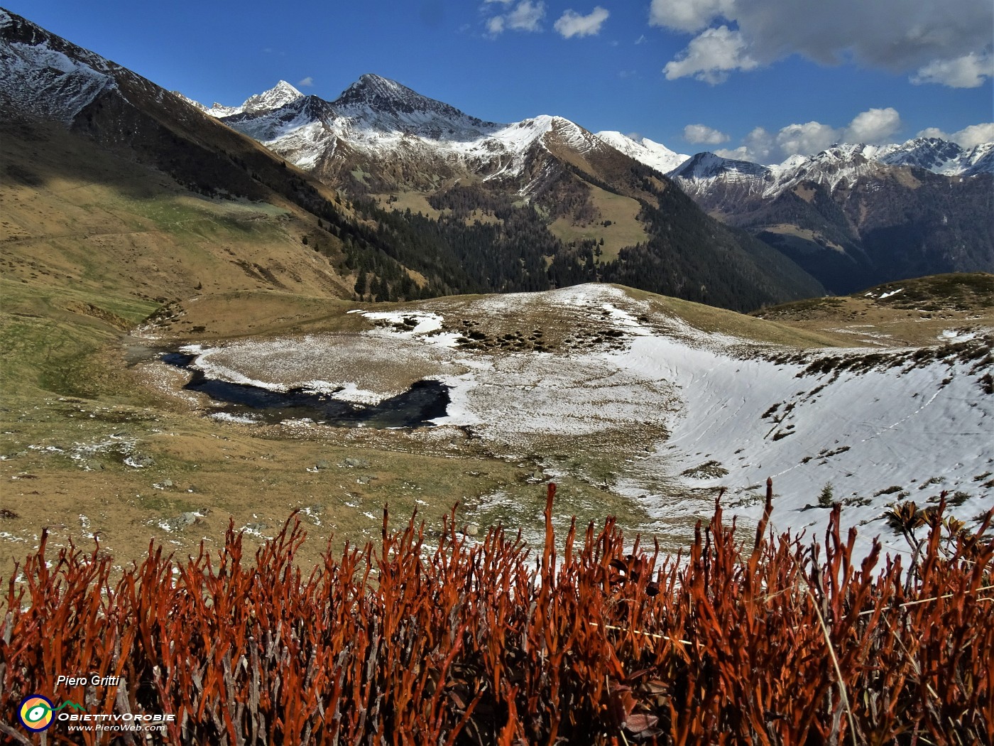 56 Ecco un bel laghetto in avanzato disgelo con pascoli che stanno rinverdendo cosparsi di Crocus vernus .JPG